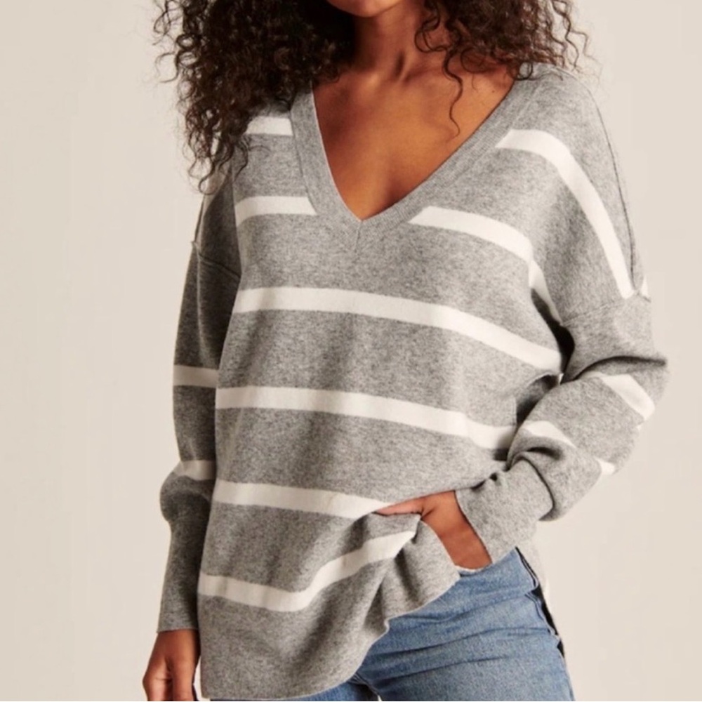 Abercrombie & Fitch Gray & White V-Neck Sweater • Soft A&F Collection